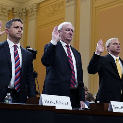 Yhdysvaltain oikeusministeriön tehtävissä työskennelleet Steven Engel, Jeffrey Rosen ja Richard Donoghue seisovat vasen käsi ylhäällä valan vannomiseksi.