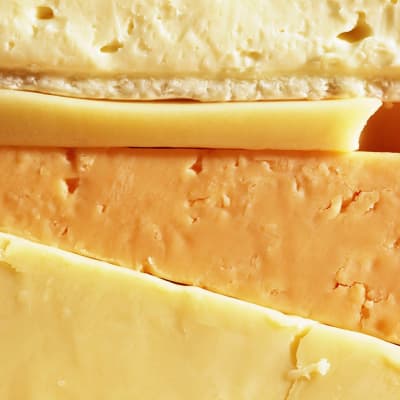 Ett kilogram ost ger upphov till lika mycket utsläpp som en bilresa på 60 km. Bild: Yle/BananaStock Ltd