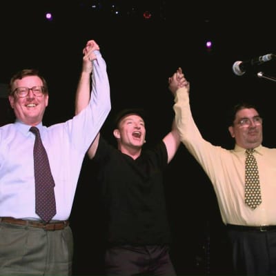 Bono, sångare i U2 tillsammans med John Hume och David Trimble på scenen under en konsert för fira fredsavtalet 1998. 