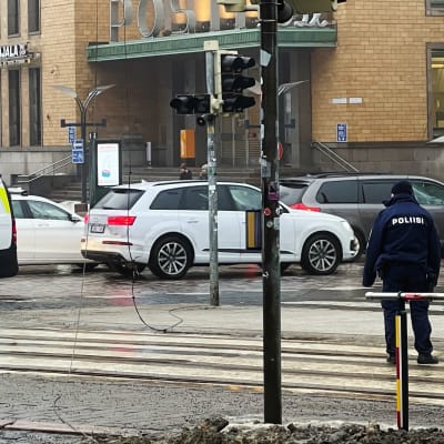 Elledningar hänger ner, poliser dirigerar trafiken framför Posthuset i Helsingfors.