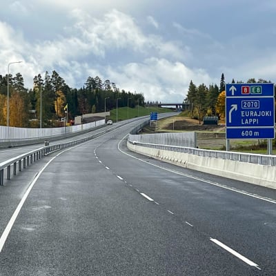 Uutta valtatietä ja tien oikeassa reunassa sinivalkoinen kyltti, jossa lukee Eurajoki ja Lappi.