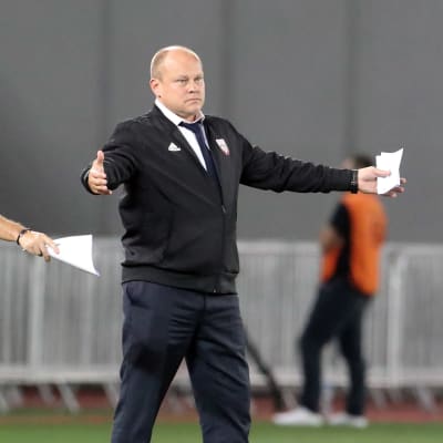 Mixu Paatelainen slår ut med händer