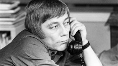 Hannu Taanila puhuu puhelimessa. Mustavalkoinen kuva vuodelta 1971.