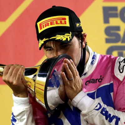 Sergio Perez kysser pokal efter seger.