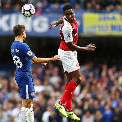 Chelsean Cesar Azpilicueta ja Arsenalin Danny Welbeck kamppailevat pallosta.