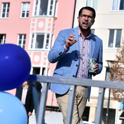 Ruotsidemokraattien johtaja Jimmie Åkesson kampanjoi Malmössä, etualalla puolueen ilmapalloja kiinnitettynä kaiteeseen