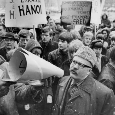 Skriftställaren Jan Myrdal på en demonstration våren 1966.