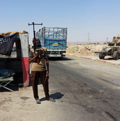 Jihadistkrigare vid vägspärr utanför staden Baiji i norra Irak i juni 2014