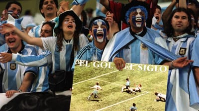 Argentinska fans år 2002 håller ett foto med Maradonas mål i Mexico.