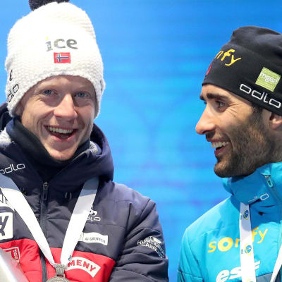 Johannes Thingnes Bö och Martin Fourcade skrattar.