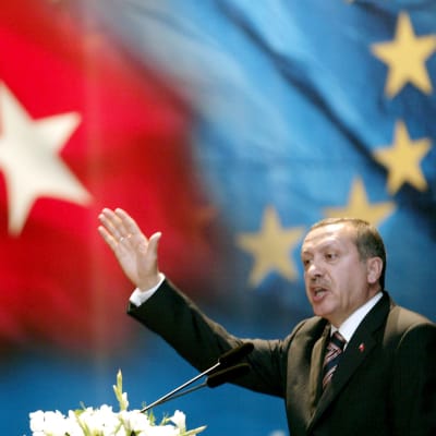 President Recep Tayyip Erdogan med Turkiets och EU:s flagga i bakgrunden. Montage. 