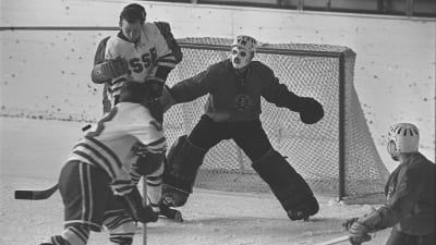 Sovjetunionen möter DDR i ishockey-VM i Tammerfors 1965.