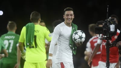 Mesut Özil med matchbollen efter sitt hattrick mot Ludogorets.