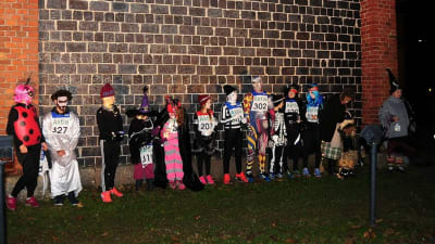Halloweenutklädda deltagare i det första Fiskars Village Run i höstas.