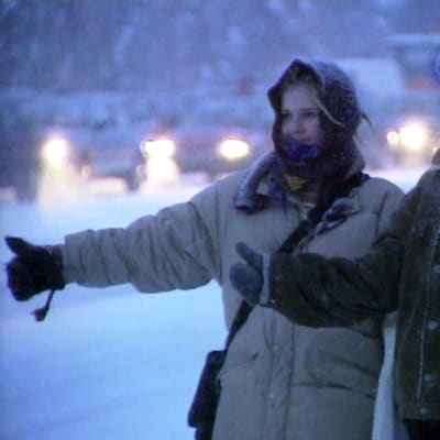 Naiset liftaamassa pääkaupunkiseudun joukkoliikennelakon aikaan helmikuussa 1998