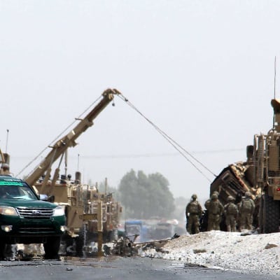 Militärkonvojer parkerade vid en väg i Afghanistan.