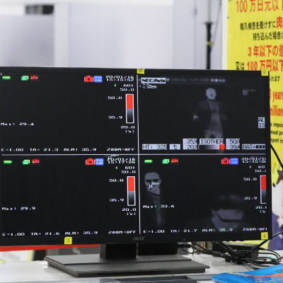 En kontrollstation med en värmekamera och fyra skärmar som visar information.