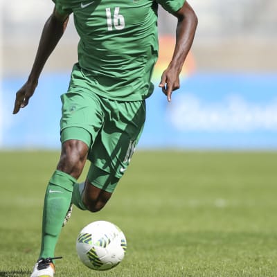 En nigeriansk spelare löper med bollen.