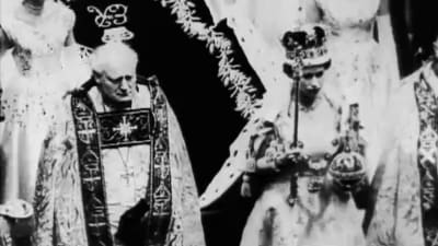 Drottning Elizabeth med krona på huvudet under kröningen. 