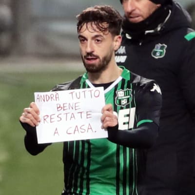 Francesco Caputo firade 1–0-målet med att hålla upp en lapp: "Allt kommer att bli bra. Stanna hemma."