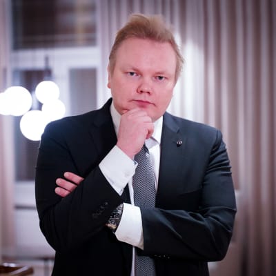 Tiede- ja kulttuuriministeri Antti Kurvinen (kesk.). 