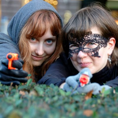 Helsingin yliopiston opiskelijat Jenni Ott ja Suvi Nurmi harrastavat salamurhapeliä. Jokaiselle pelaajalle arvotaan kilpakumppani, joka tulee ”surmata” esimerkiksi vesipyssyllä.