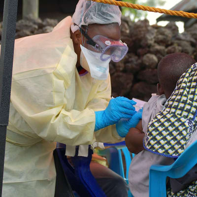 Ett barn vaccineras mot ebola i Goma, Kongo 7.8.2019.