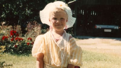 Roh Petas i gulvit klänning, ljusröda örhängen och vit hatt med breda brätten. I början av 1990-talet