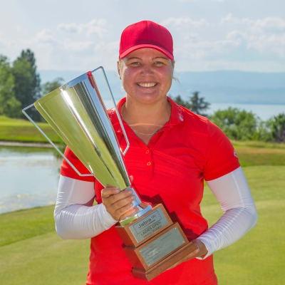 Golfpelaaja Tiia Koivisto Ranskan LET-turnauksen voittopokaalin kanssa kuvassa.