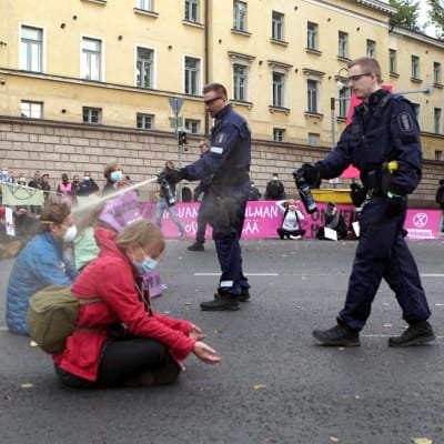 Poliisi otti lauantaina ajoradalta Kaisaniemestä Elokapina-liikkeen mielenosoituksesta kiinni useita kymmeniä ihmisiä.