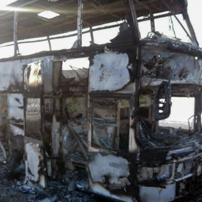 En buss som totalförstörts i en brand i Kazakstan i januari 2018