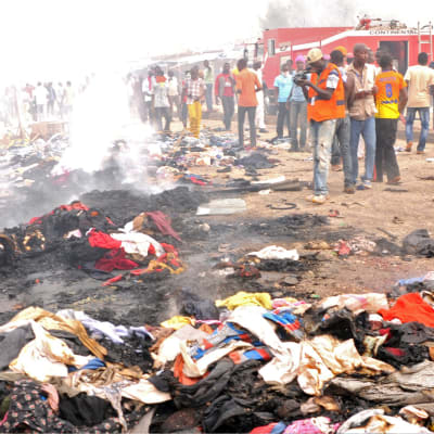 Bilbomber mot en marknad i Jos dödar över 100 personer.