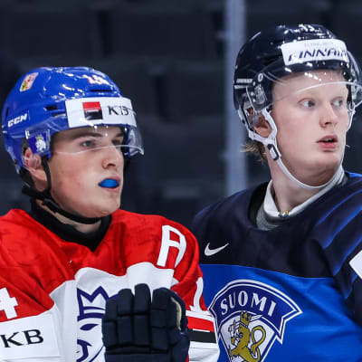 Stanislav Svozil och Roby Järventie spelar ishockey.