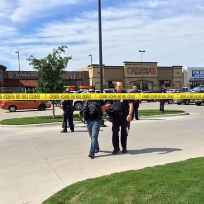 Minst nio personer dödades och flera skadades i ett skottdrama mellan tre rivaliserande motorcykelgäng i staden Waco i Texas den 17 maj 2015.