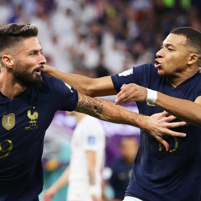 Olivier Giroud firar mål med Kylian Mbappe.
