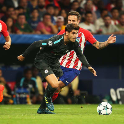 Alvaro Morata tar sig förbi flera Atletico-spelare.