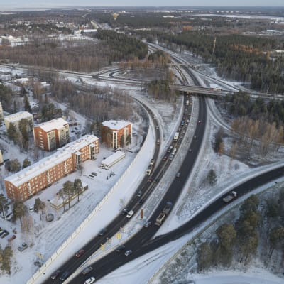 Liikennettä nelostiellä Oulussa