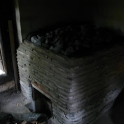 Kuvassa on meirän iki-ihanan savusaunan kiuas.Kiukaan on isäntä itse suunnitellut ja rakentanut. Sauna on ollut palvisauna.Tällä paikalla ollut luultavasti 1900 luvun alkupuoleta. Remontoimme sen muutama vuosi sitten.Korjattiin hirret ja kiuas. Seinät oij