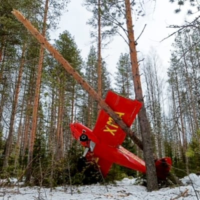 Pienlentokone metsässä.