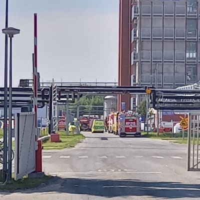 Räddningsverket fordon utanför Cabbs fabrik på storindustriområdet i Karleby.