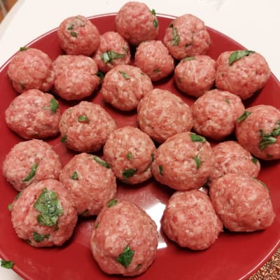 Köttbullar på ett fat.