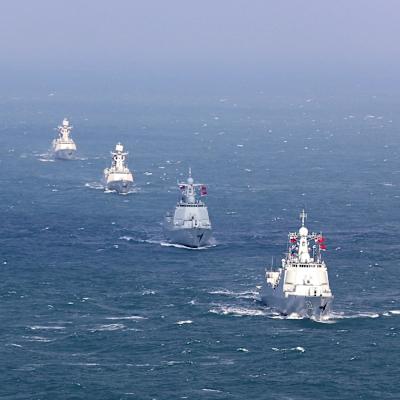 Neljä Kiinan sotalaivaa merellä jonomuodostelmassa. Laivoissa on sekä Kiinan että Venäjän liput.
