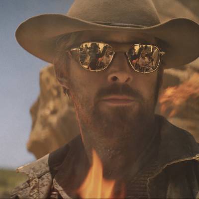 Ryan Gosling i rollen som Colt Seavers iklädd cowboyhatt stående vid en klippa.