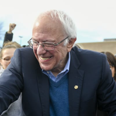 Bernie Sanders skakar hand med amerikaner inför presidentvalet 2020