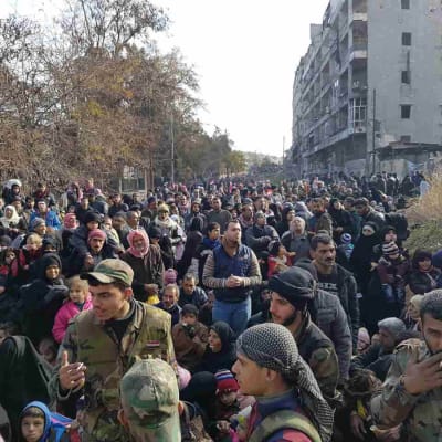 Människor lämnar rebellkontrollerade områden i östra Aleppo.
