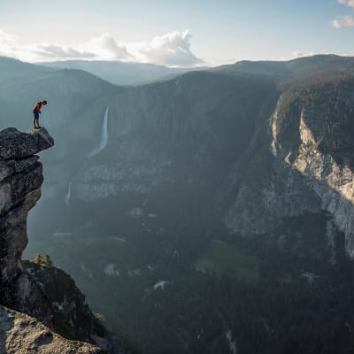 Klättraren ALex Honnold spanar ut över ett stup.