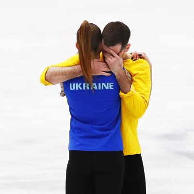 Oleksandra Nazarova ja Maksym Nikitin halaavat esityksensä jälkeen. 