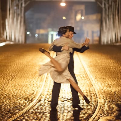 Tanssiva pari öisellä sillalla. Kuva elokuvasta Viimeinen tango.