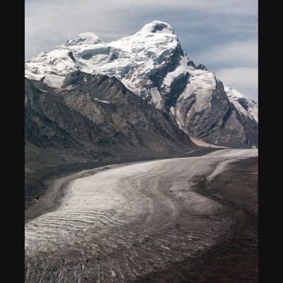 Ett berg med en glaciär i Indien