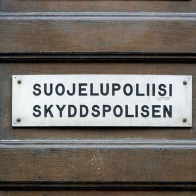 Skylt på Skyddspolisens dörr i Helsingfors